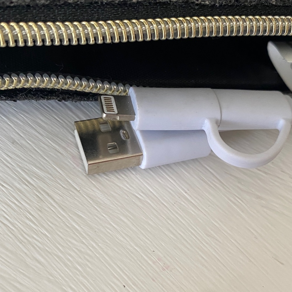 Liz Claiborne Black Glitter Shimmer Large Wristlet Like New with Phone Charger - Picture 16 of 17